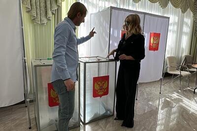    Яна Рудковская и Евгений Плющенко проголосовали в Назарьево ©