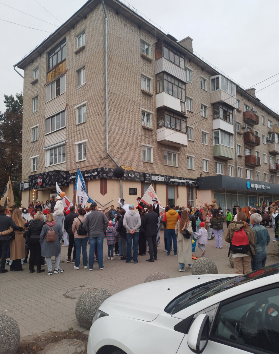 По уже сложившейся традиции, в Туле,  в дни города проходит "Театральный дворик".  В этом году- это уже XV Международный фестиваль уличных театров. 9/09/2023. 16:00.-5