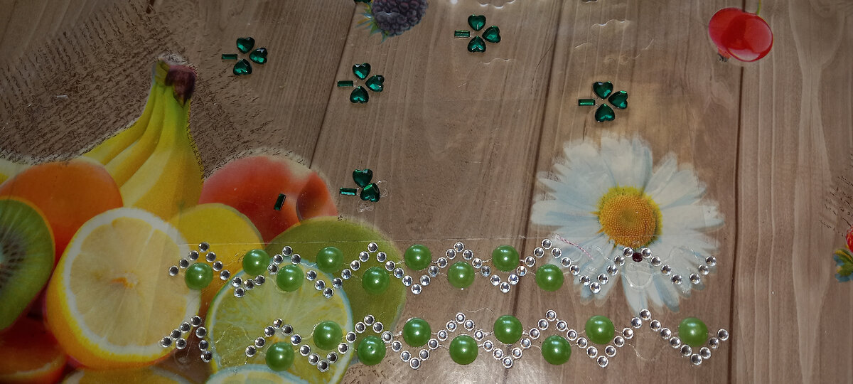 Наклейки-блёстки разных оттенков зелёного.