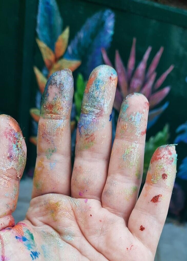 Фото автора. Руки художника во время работы над масштабными "проектами"! Наши дни.