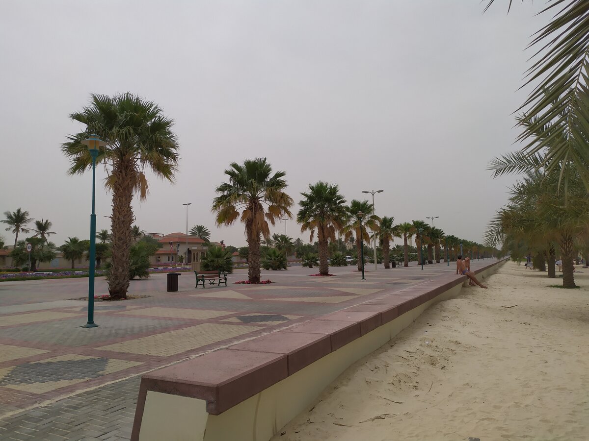 Аллея вдоль общественного пляжа Al Mamzar