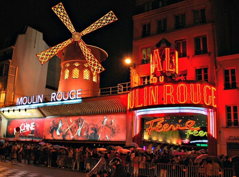 Главный вход кабаре "Мулен Руж" / Источник: Яндекс.Картинки
