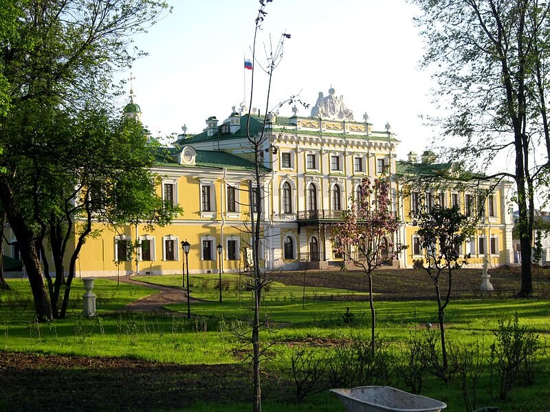 Фасад Путевого дворца в Твери со стороны набережной Волги. Автор: Георгий Долгопский - собственная работа, CC BY-SA 4.0, https://commons.wikimedia.org/w/index.php?curid=49096845