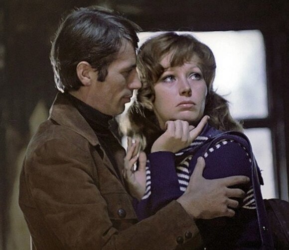 Авторы, конечно, сменили имя — на Анну Стрельцову, зато воссоздали некоторые детали биографии певицы. Скриншот.