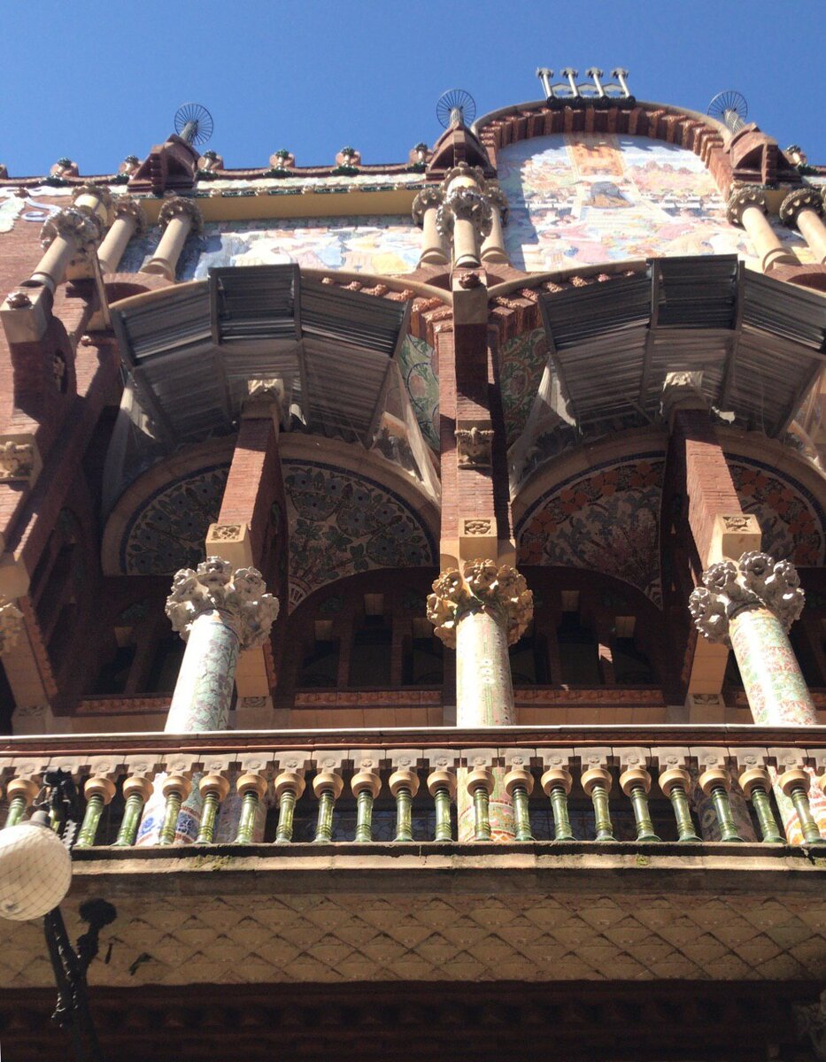 Кусочек Palau de la Musica, вид снизу