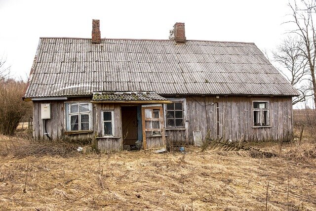 Старый дом, покрытый шифером