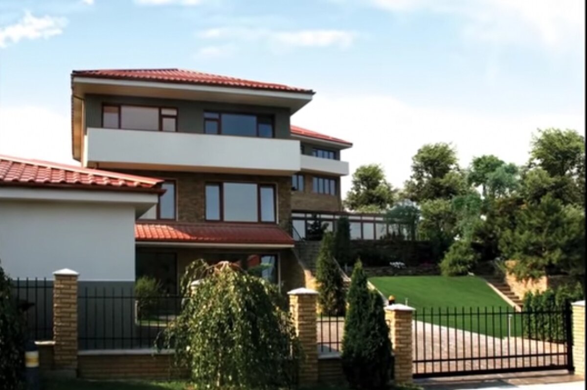 Особняк выполнен со вкусом и выглядит очень презентабельно (фото: YouTube)