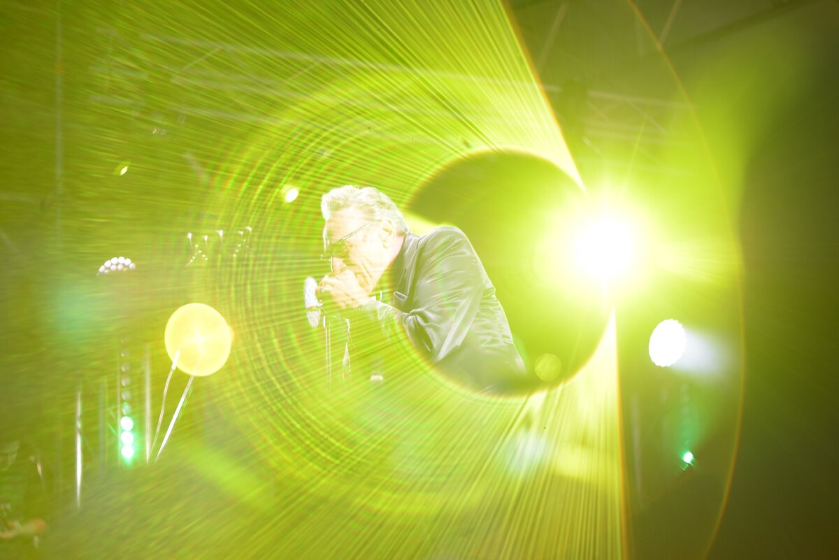 Это Эстрин, он чумовой дядька, мне лично нравится, как харпер