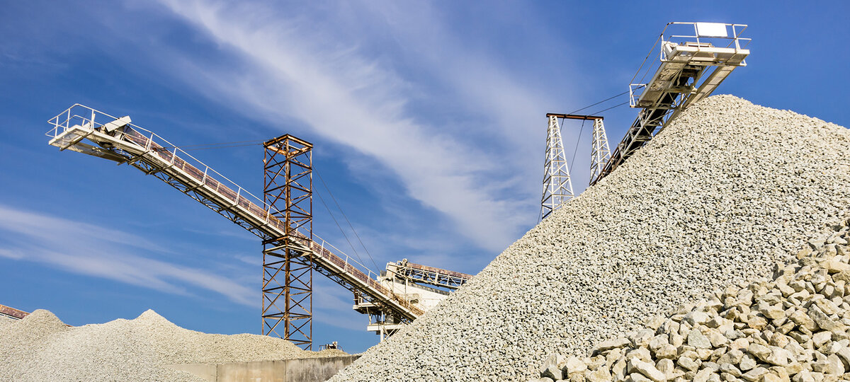 Гора щебня. Пгс 0-20. Карьерный материал. Гравийный карьер. Аксайский карьер.