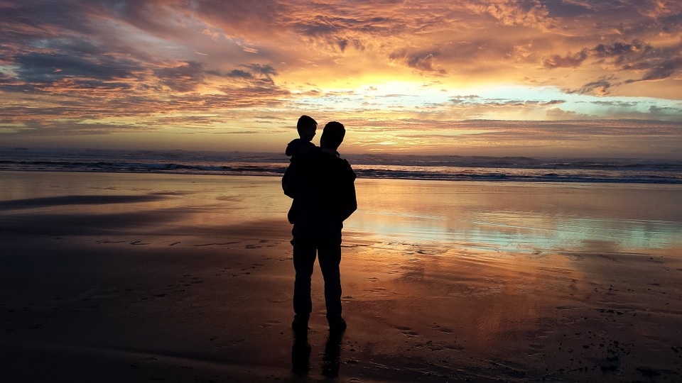 https://cdn.pixabay.com/photo/2015/10/24/04/18/father-1004022_960_720.jpg