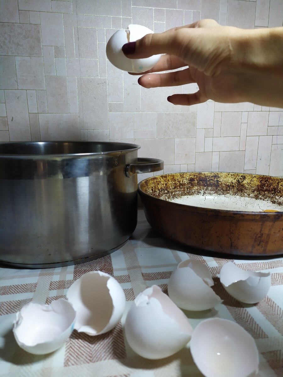 Разделяю яйца на белки и желтки отдельно. В жаропрочную сковородку - желтки. В высокую кастрюлю - белки. 