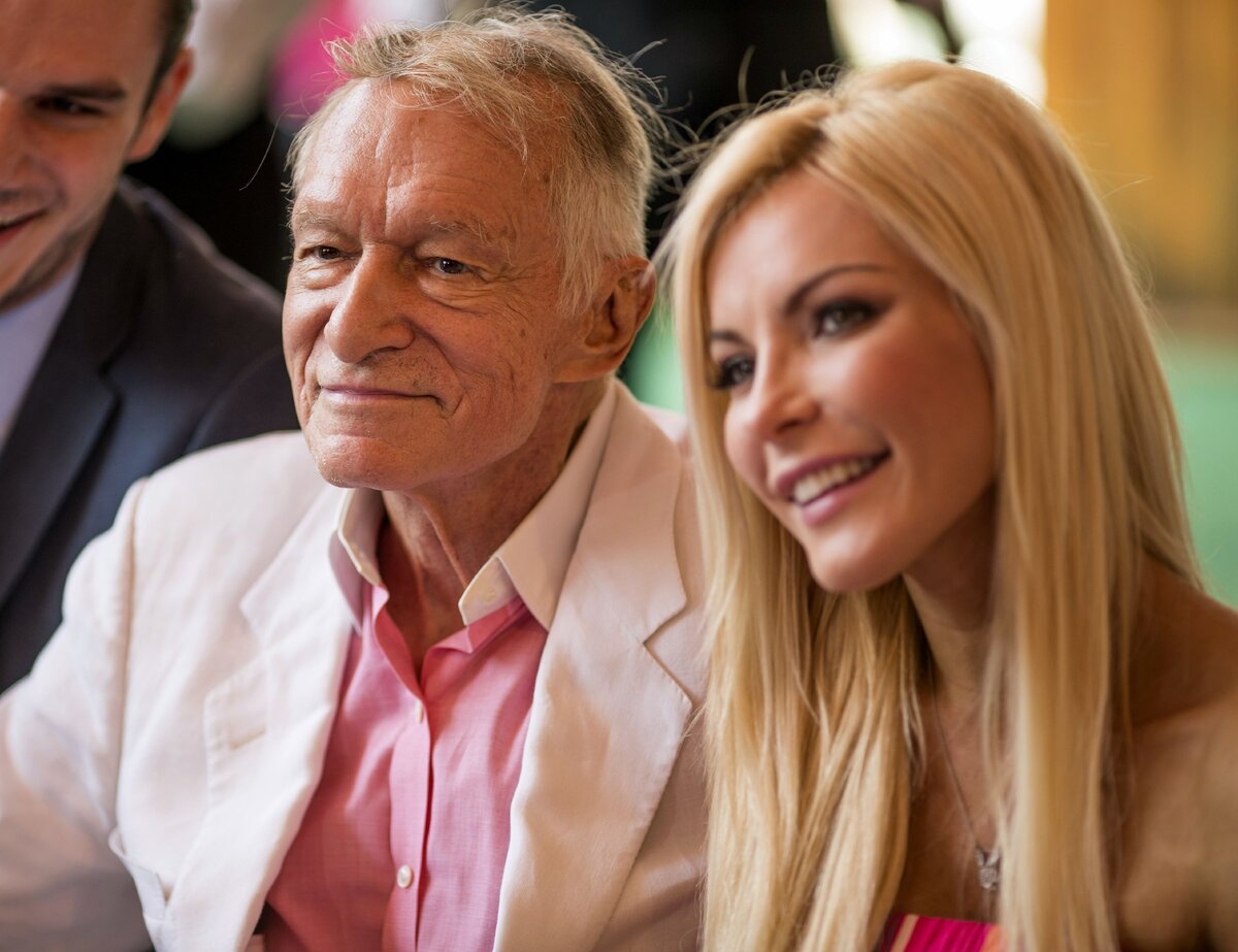 Она с ним только из-за большой любви.