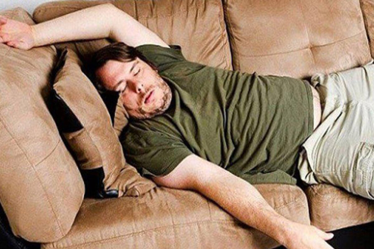 отлежал руку во сне она онемела