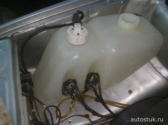 Многие автомобилисты не любят зиму из-за возникающих неудобств обслуживания и эксплуатации транспортного средства. Мотоциклисты понятно, будут ждать весны. А водителям приходится следить за своей "ласточкой", своевременно менять воду в бачке омывателя стекол на незамерзайку, лучше которая без запаха, а то было дело, один раз сел к одному в Шкоду Рапид, он включил омыватель стекол, на лобовое стекло полилась химическая жидкость с очень едким запахом, что аж глаза начали слезиться. Я сказал водителю, чтобы заменил на обычную ГОСТовскую без запаха, сказал, что эту уж закончит, чтобы деньги не пропали.