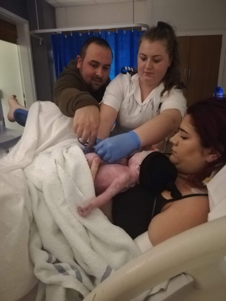 Отец перерезает пуповину