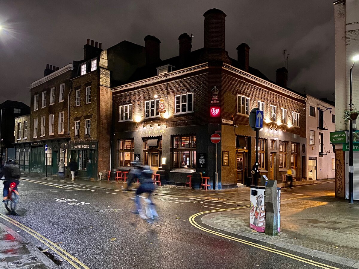 Типичный паб. Таких сотни. Rose and Crown