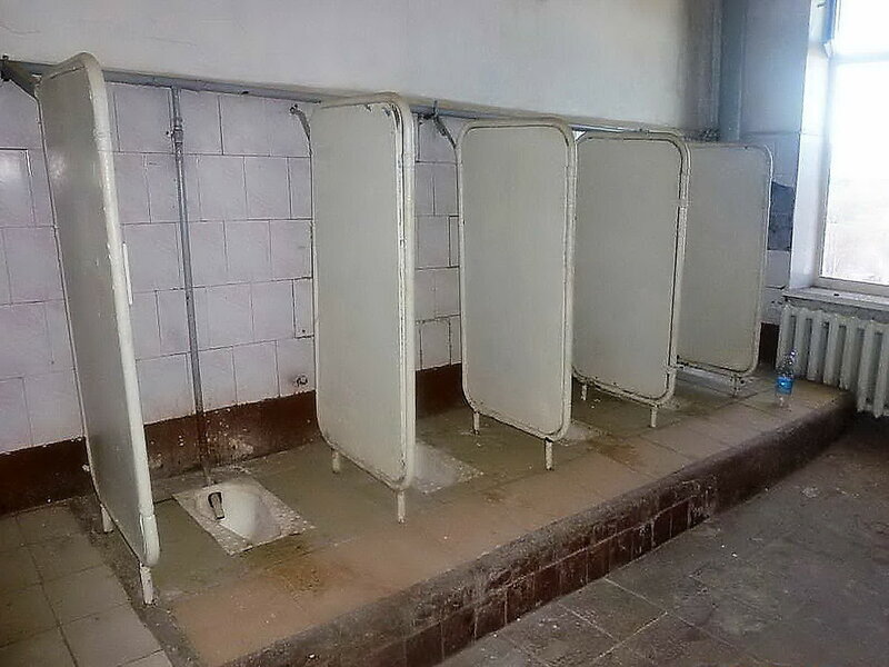 обычный нужник в армии,справа средство гигиены верующих...