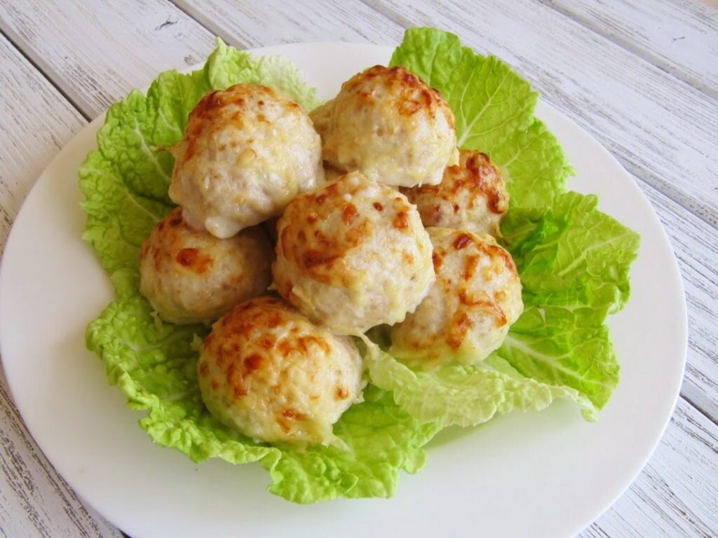 Что вкусного можно сделать из куриного фарша? Попробуйте вкусные и нежные тефтели с сыром!