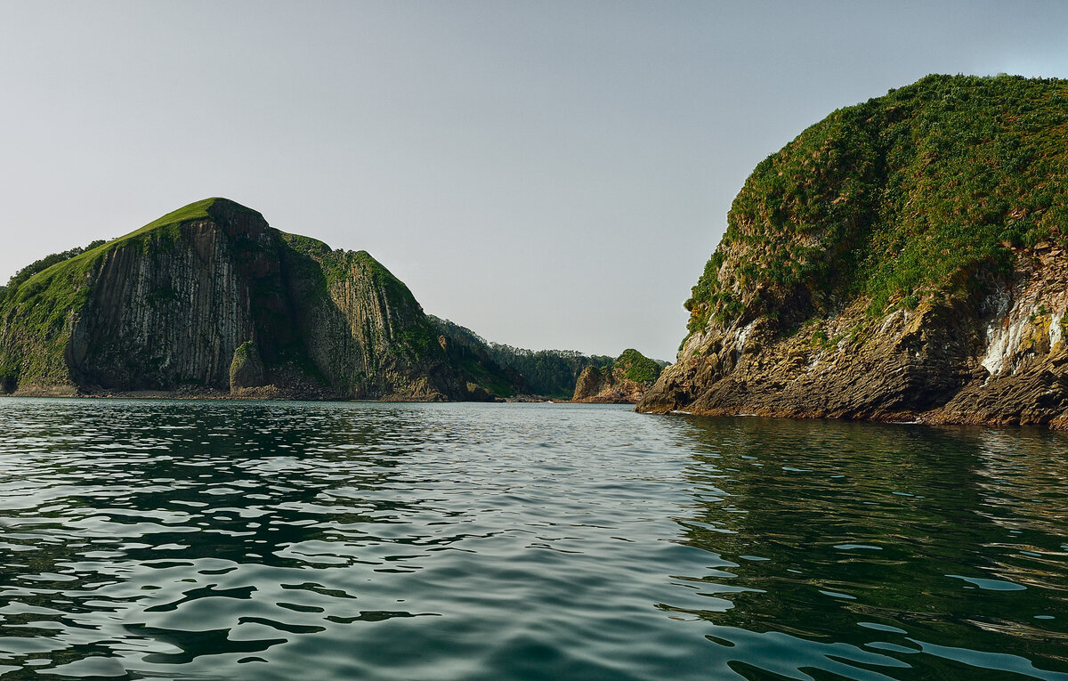 Скалы близ острова Рогачева. Вода здесь оказалась на несколько градусов холоднее чем в других местах и к сожалению весьма мутная
