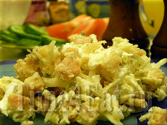 Сырный салат с сухариками и солеными огурцами