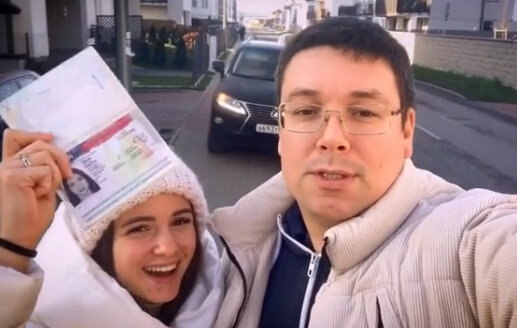 Вика и Андрей похвастались паспортами с визами
Фото: кадр видео
