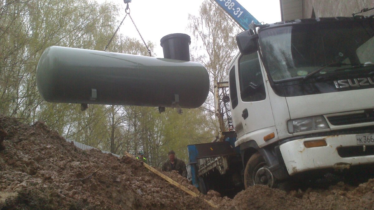 Фото  газгольдера в момент установки системы автономного газоснабжения