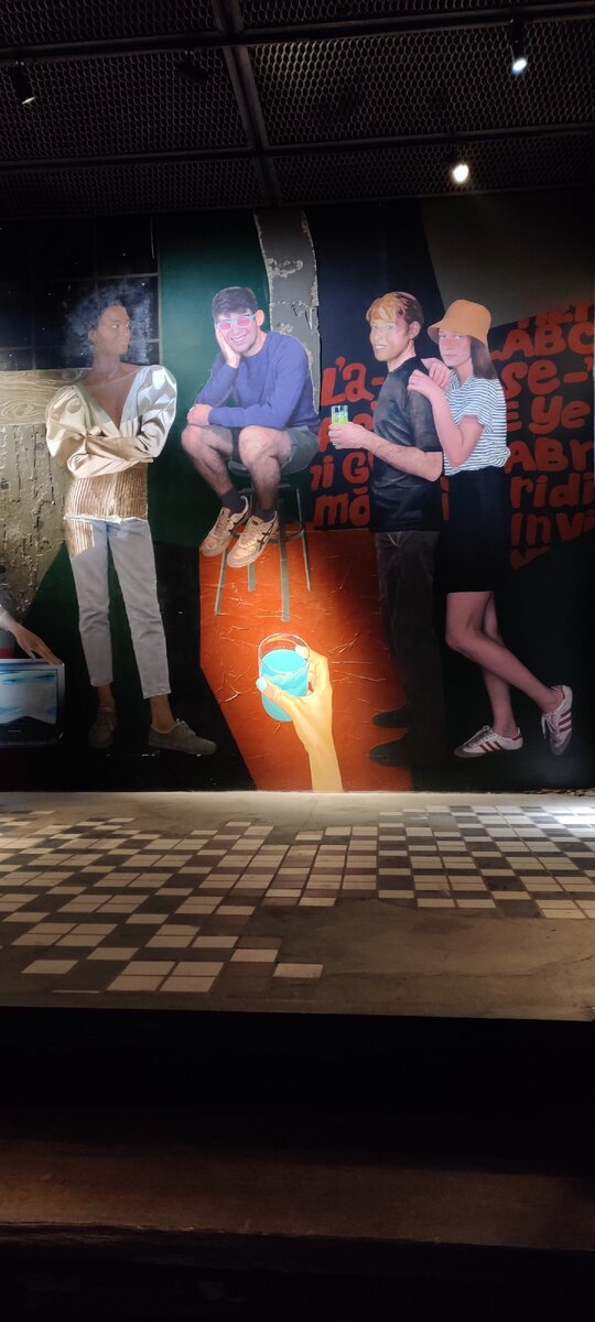 На входе в "Профсоюз" достаточно точно дают понять, кого тут можно будет встретить