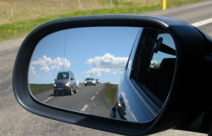  

На некоторых зеркалах бокового вида можно без особого труда заметить вертикальную черту, идущую поперек всей отражающей поверхности. Одни водители ломают голову над тем, для чего нужна данная полоска. Другие считают, что знают ответ. Однако, как показывает практика – последние очень часто заблуждаются и думают о черте совсем не то, чем она является на самом деле.
