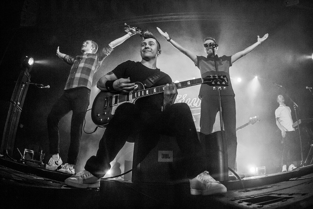 Поклонники рока. Щенки концерт спб. Выступление группы щенки в санкт петербурге. Группа бис бэнд. Щенки группа певец.