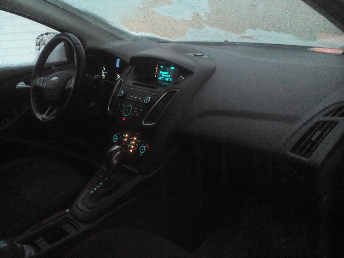 Приборная панель, занимающая огромную часть пассажирского салона