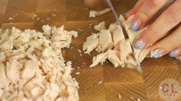 Нарезать курицу небольшими кусочками