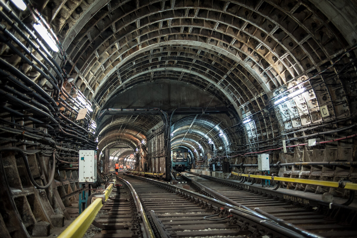 дождливой ночью у метро 