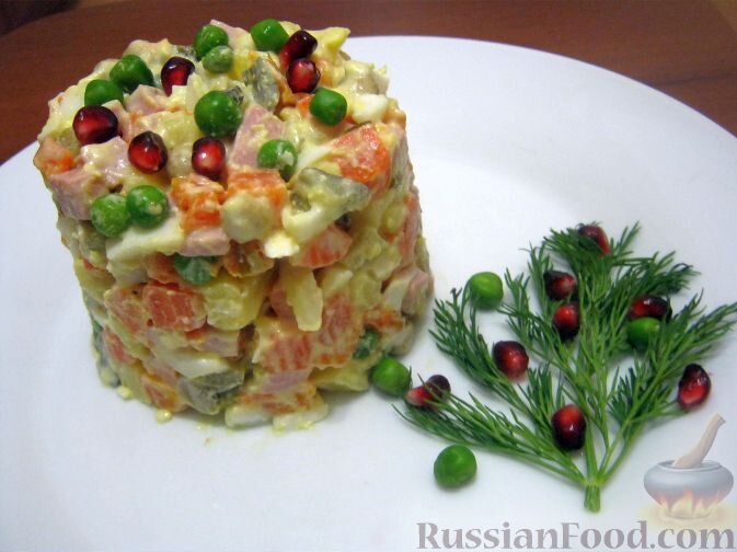 язык (свиной), картофель, морковь, горошек зелёный консервированный, огурцы солёные или маринованные, яйца, лук репчатый, майонез и/или сметана, соль, перец молотый
