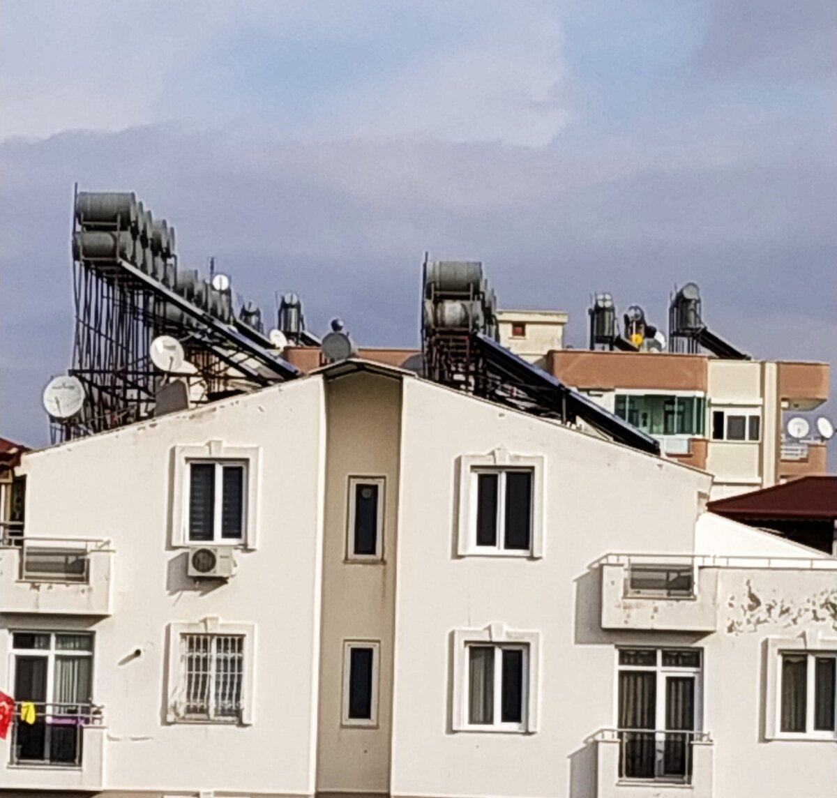 Бочки на крышах в Анталии. Фото из личного архива.