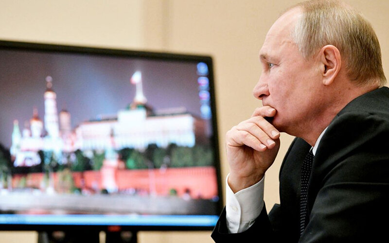Путин за компьютером 