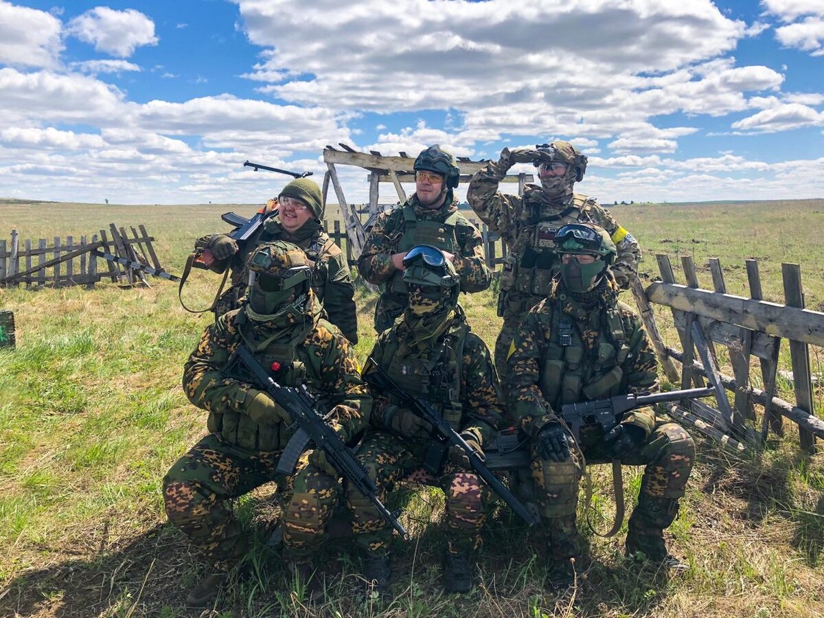 Моя команда на военно-тактической игре "Заря". Я посередине, нижний ряд.