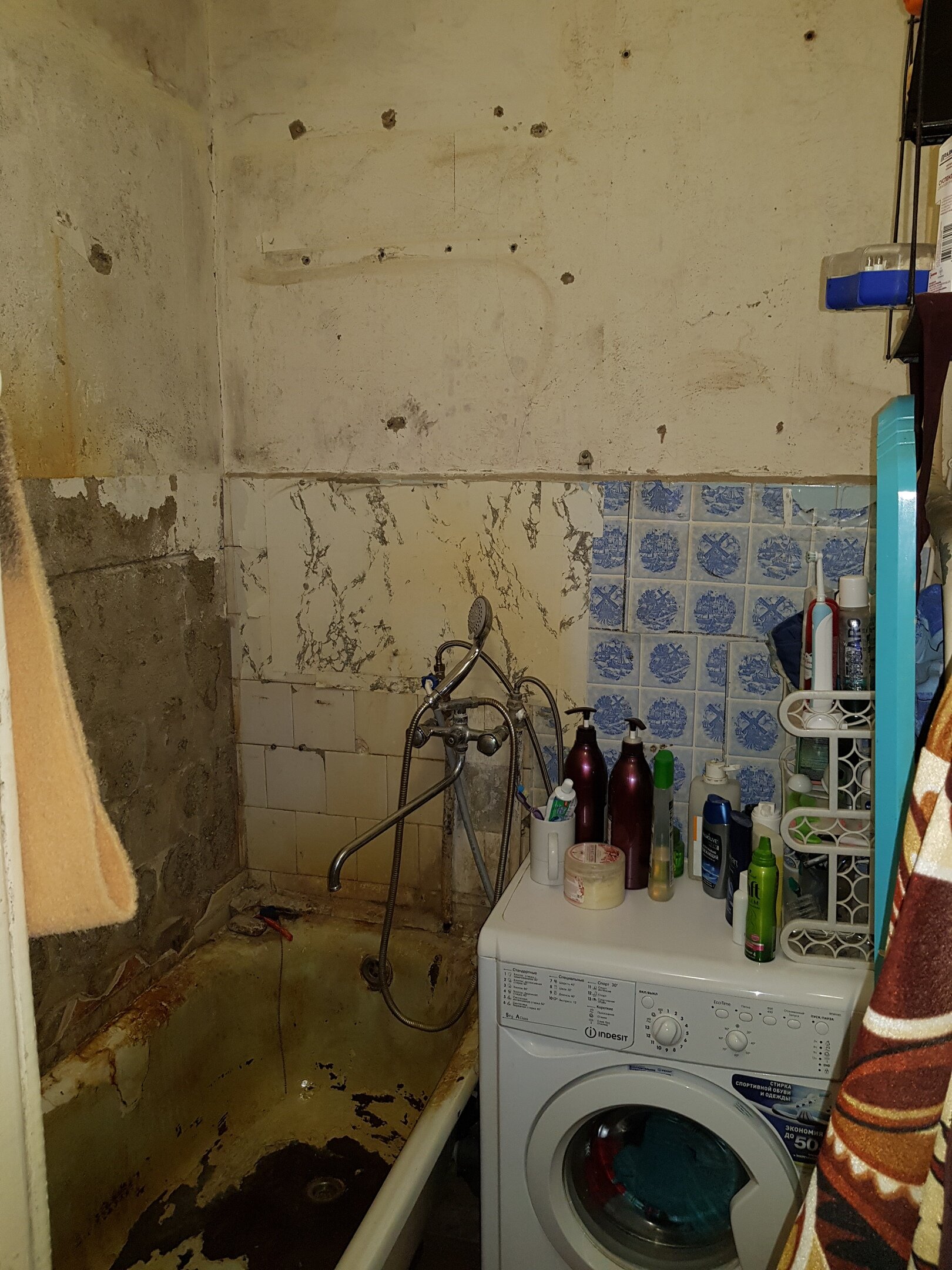 Сын для матери отремонтировал убитую ванную и туалет. Фото До/После.