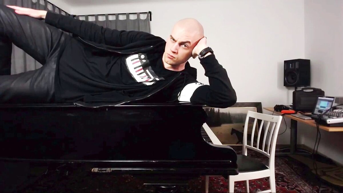 Сет Эверман опирается на пианино/фото из открытых источников 