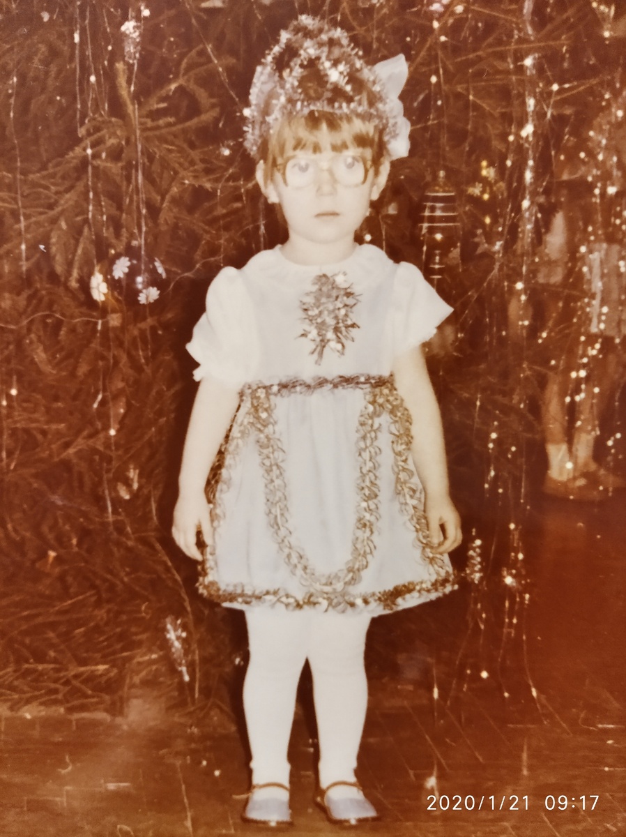 Вот я в очках. Ненавидела их. Они были привязаны резинкой "из трусов", чтобы не падали под собственным весом.