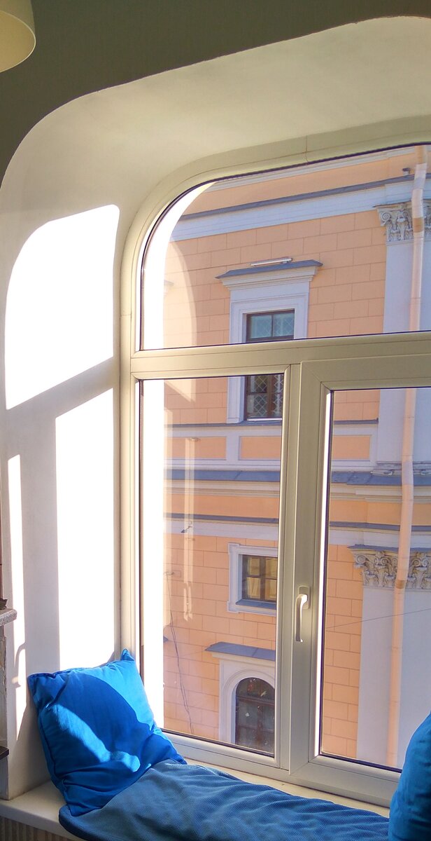 Может быть кто-то из читателей сидел на этом окне