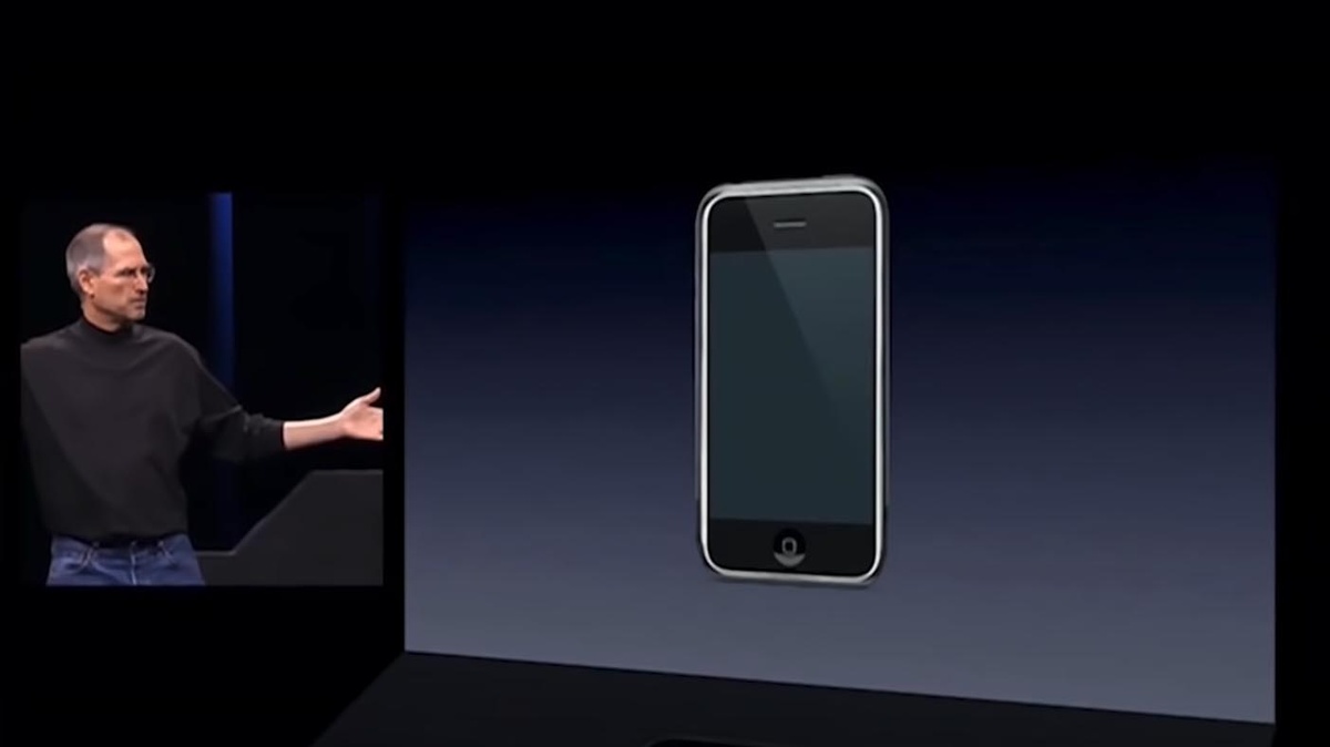 В этот момент на презентации первый раз показали iPhone. Источник: Apple