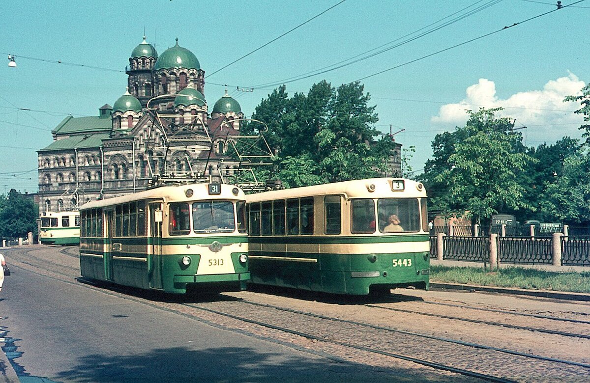  Источник фото сайт Pastvu.com, автор: Hans Oerlemans, 1970 г. Набережная реки Карповки (https://vk.com/photo-13366932_456239725)
