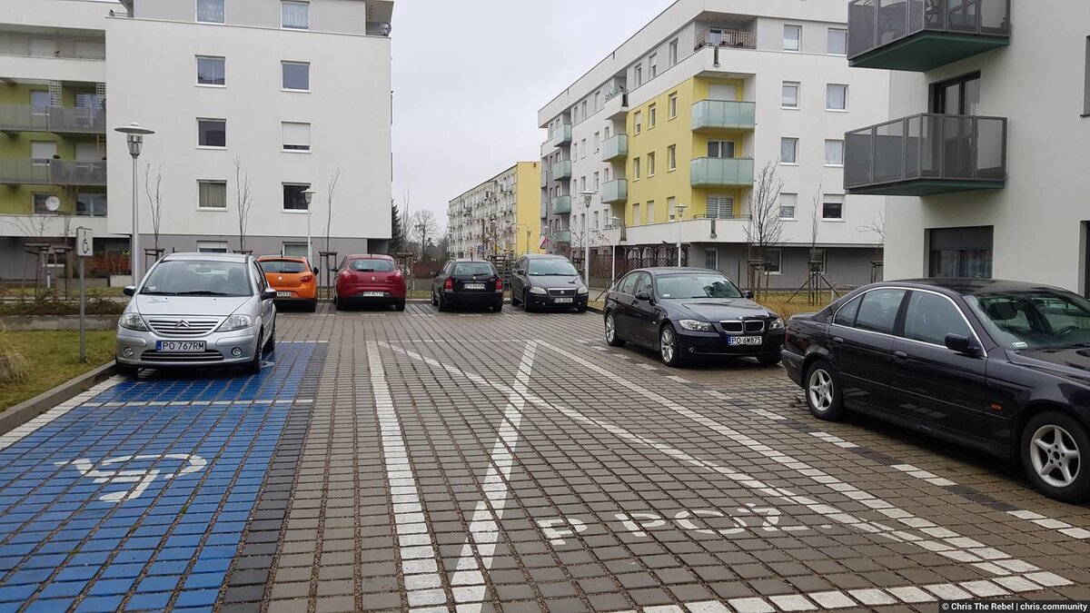 Парковка под окнами дома. Стоянки в Европе. Парковка во дворе. Автостоянка в Европе. Автостоянка во дворе.