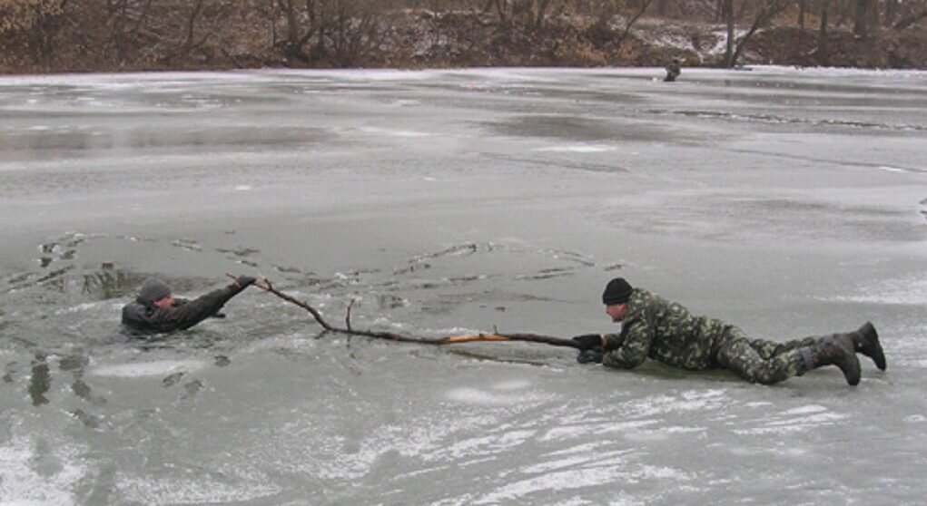 Спасение человека провалившегося под лед. Спасение провалившегося под лед. Тонкий лёд на реке. Тонкий лед.