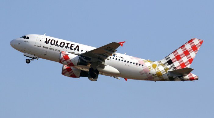 самолёт Volotea  в воздухе