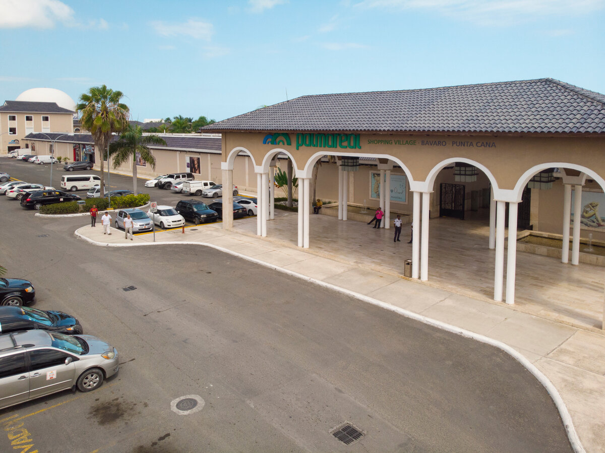 "Деревня шопинга" . Ага. Так и называется - Palma Real Shopping Village