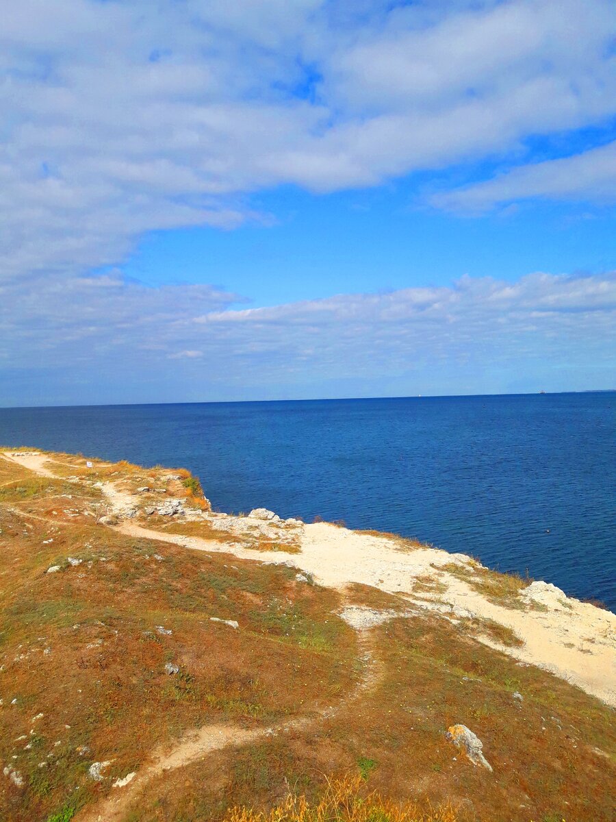 Пляж в одном из уголков Севастополя, красота моря и природы вокруг, здесь всем хватит места для уединения