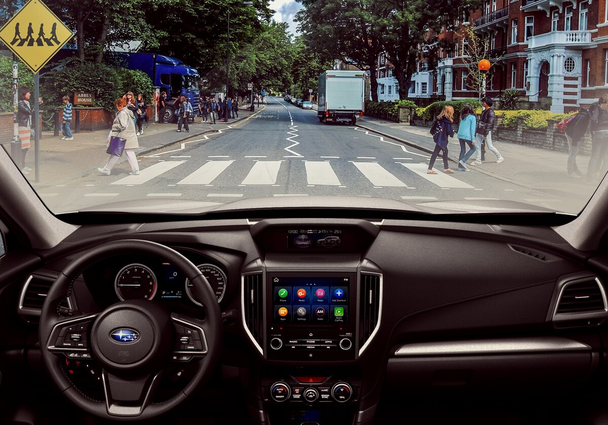 Для того, чтобы считать энерговооружённость передней части салона максимальной, не хватает только беспроводной зарядки, но и без неё источников питания немало. В нижней части центральной консоли — два USB-порта и 12-вольтовая розетка. Это значительно удобнее, чем, например, в Мазде CX-5, где USB спрятали под центральный подлокотник. 