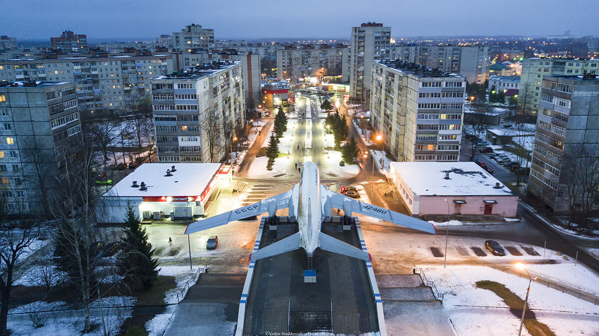 ил 18 в истре. ту 104 рыбинск. самолет в центре города. 183 учебный центр ростов на дону флаг. самолет в городе новомосковск днепропетровской области.