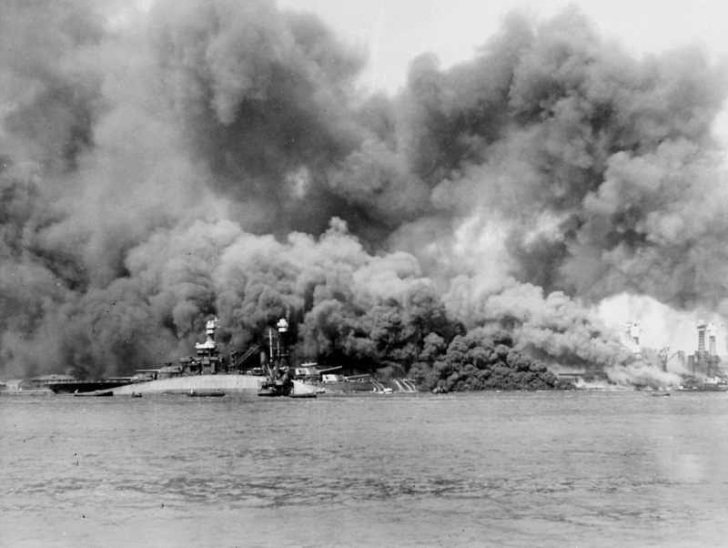 «Оклахома» под ударом японской авиации. 7 декабря 1941 г. Общественное достояние.